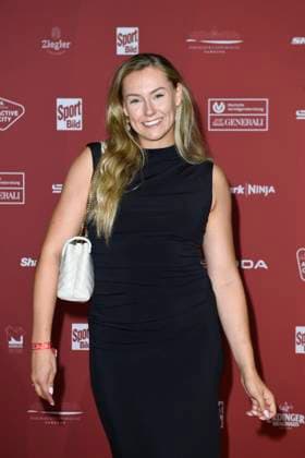 Laura Nolte (Olympiasiegerin im Zweierbob) bei der Ankunft zu der Preisverleihung des BILD-Award am 26.08.2024 in der Fischauktionshalle in Hamburg