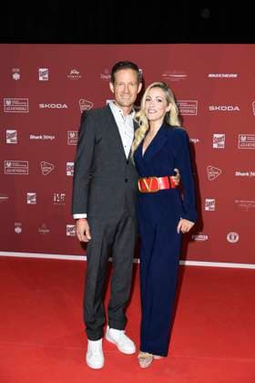Andrea Kaiser mit Ehemann Sebastien Ogier bei der Ankunft zu der Preisverleihung des BILD-Award am 26.08.2024 in der Fischauktionshalle in Hamburg