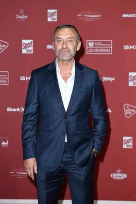 Thomas Doll bei der Ankunft zu der Preisverleihung des BILD-Award am 26.08.2024 in der Fischauktionshalle in Hamburg