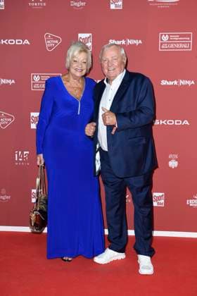 Ulli Wegner mit Ehefrau Margret Wegner bei der Ankunft zu der Preisverleihung des BILD-Award am 26.08.2024 in der Fischauktionshalle in Hamburg