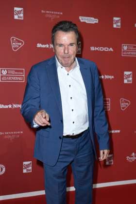 Heribert Bruchhagen bei der Ankunft zu der Preisverleihung des BILD-Award am 26.08.2024 in der Fischauktionshalle in Hamburg