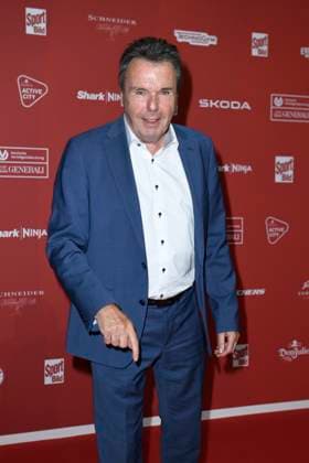 Heribert Bruchhagen bei der Ankunft zu der Preisverleihung des BILD-Award am 26.08.2024 in der Fischauktionshalle in Hamburg