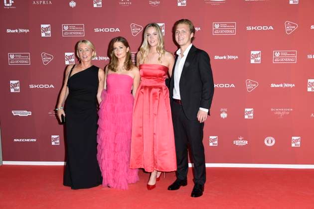 Heidi Beckenbauer mit Tochter Francesca und Sohn Joel, der seine Freundin Jessica Martl mitbrachte bei der Ankunft zu der Preisverleihung des BILD-Award am 26.08.2024 in der Fischauktionshalle in Hamburg