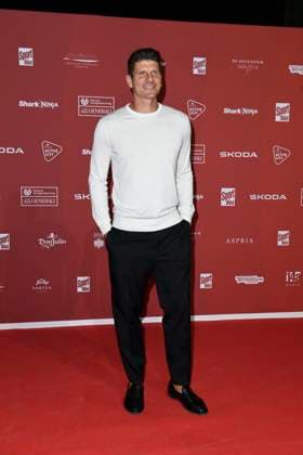 Mario Gomez bei der Ankunft zu der Preisverleihung des BILD-Award am 26.08.2024 in der Fischauktionshalle in Hamburg *** Mario Gomez arriving at the SPORT BILD Award ceremony on 26 08 2024 at the Fischauktionshalle in Hamburg