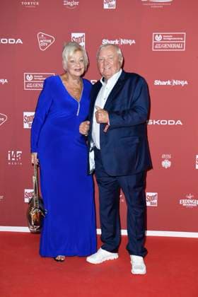Ulli Wegner mit Ehefrau Margret Wegner bei der Ankunft zu der Preisverleihung des BILD-Award am 26.08.2024 in der Fischauktionshalle in Hamburg