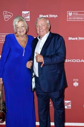 Ulli Wegner mit Ehefrau Margret Wegner bei der Ankunft zu der Preisverleihung des BILD-Award am 26.08.2024 in der Fischauktionshalle in Hamburg
