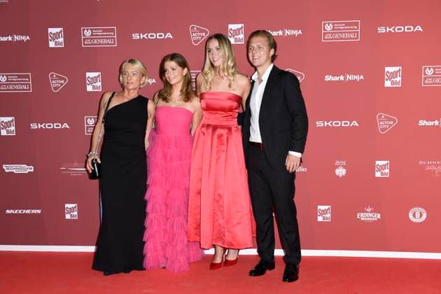 Heidi Beckenbauer mit Tochter Francesca und Sohn Joel, der seine Freundin Jessica Martl mitbrachte bei der Ankunft zu der Preisverleihung des BILD-Award am 26.08.2024 in der Fischauktionshalle in Hamburg