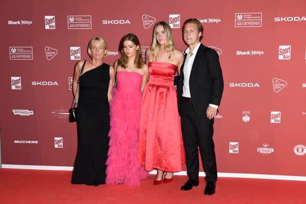 Heidi Beckenbauer mit Tochter Francesca und Sohn Joel, der seine Freundin Jessica Martl mitbrachte bei der Ankunft zu der Preisverleihung des BILD-Award am 26.08.2024 in der Fischauktionshalle in Hamburg