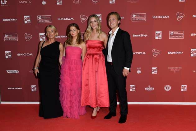 Heidi Beckenbauer mit Tochter Francesca und Sohn Joel, der seine Freundin Jessica Martl mitbrachte bei der Ankunft zu der Preisverleihung des BILD-Award am 26.08.2024 in der Fischauktionshalle in Hamburg