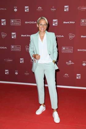 Friederike Kromp (Cheftrainerin der U20-Frauenmannschaft) bei der Ankunft zu der Preisverleihung des BILD-Award am 26.08.2024 in der Fischauktionshalle in Hamburg