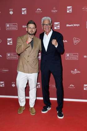Ulrich Manuel Uli Hebel und Bernd Bönte (Boxer Manager) bei der Ankunft zu der Preisverleihung des BILD-Award am 26.08.2024 in der Fischauktionshalle in Hamburg