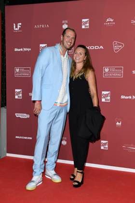 Pascal Hens und Ehefrau Angela Hens bei der Ankunft zu der Preisverleihung des BILD-Award am 26.08.2024 in der Fischauktionshalle in Hamburg