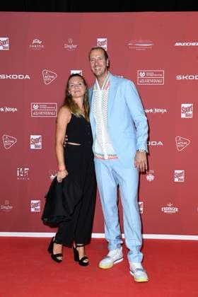 Pascal Hens und Ehefrau Angela Hens bei der Ankunft zu der Preisverleihung des BILD-Award am 26.08.2024 in der Fischauktionshalle in Hamburg