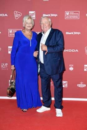 Ulli Wegner mit Ehefrau Margret Wegner bei der Ankunft zu der Preisverleihung des BILD-Award am 26.08.2024 in der Fischauktionshalle in Hamburg