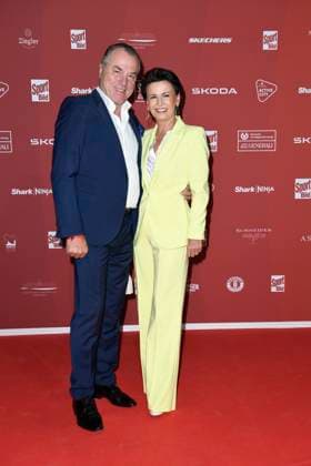 Clemens Tönnies mit Ehefrau Margit Tönnies bei der Ankunft zu der Preisverleihung des BILD-Award am 26.08.2024 in der Fischauktionshalle in Hamburg