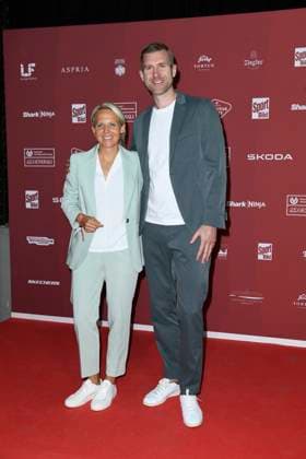 Friederike Kromp (Cheftrainerin der U20-Frauenmannschaft) bei der Ankunft zu der Preisverleihung des BILD-Award am 26.08.2024 in der Fischauktionshalle in Hamburg