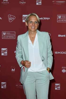 Friederike Kromp (Cheftrainerin der U20-Frauenmannschaft) bei der Ankunft zu der Preisverleihung des BILD-Award am 26.08.2024 in der Fischauktionshalle in Hamburg