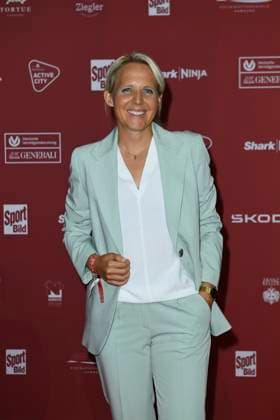 Friederike Kromp (Cheftrainerin der U20-Frauenmannschaft) bei der Ankunft zu der Preisverleihung des BILD-Award am 26.08.2024 in der Fischauktionshalle in Hamburg