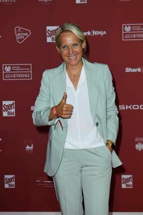 Friederike Kromp (Cheftrainerin der U20-Frauenmannschaft) bei der Ankunft zu der Preisverleihung des BILD-Award am 26.08.2024 in der Fischauktionshalle in Hamburg