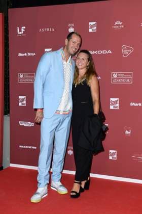Pascal Hens und Ehefrau Angela Hens bei der Ankunft zu der Preisverleihung des BILD-Award am 26.08.2024 in der Fischauktionshalle in Hamburg
