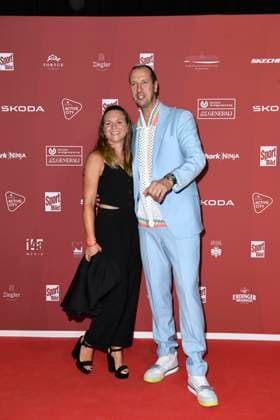 Pascal Hens und Ehefrau Angela Hens bei der Ankunft zu der Preisverleihung des BILD-Award am 26.08.2024 in der Fischauktionshalle in Hamburg