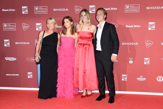 Heidi Beckenbauer mit Tochter Francesca und Sohn Joel, der seine Freundin Jessica Martl mitbrachte bei der Ankunft zu der Preisverleihung des BILD-Award am 26.08.2024 in der Fischauktionshalle in Hamburg