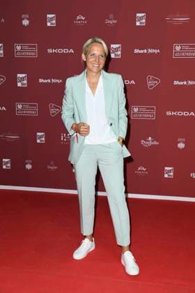 Friederike Kromp (Cheftrainerin der U20-Frauenmannschaft) bei der Ankunft zu der Preisverleihung des BILD-Award am 26.08.2024 in der Fischauktionshalle in Hamburg