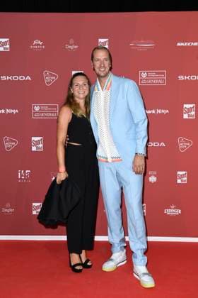 Pascal Hens und Ehefrau Angela Hens bei der Ankunft zu der Preisverleihung des BILD-Award am 26.08.2024 in der Fischauktionshalle in Hamburg