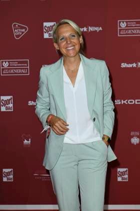 Friederike Kromp (Cheftrainerin der U20-Frauenmannschaft) bei der Ankunft zu der Preisverleihung des BILD-Award am 26.08.2024 in der Fischauktionshalle in Hamburg