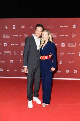 Andrea Kaiser mit Ehemann Sebastien Ogier bei der Ankunft zu der Preisverleihung des BILD-Award am 26.08.2024 in der Fischauktionshalle in Hamburg