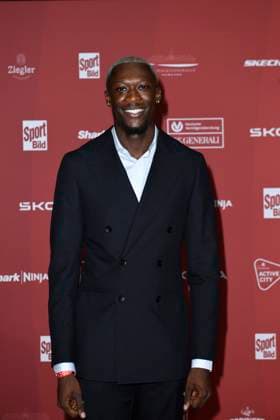 Owen Ansah bei der Ankunft zu der Preisverleihung des BILD-Award am 26.08.2024 in der Fischauktionshalle in Hamburg