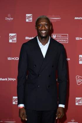Owen Ansah bei der Ankunft zu der Preisverleihung des BILD-Award am 26.08.2024 in der Fischauktionshalle in Hamburg
