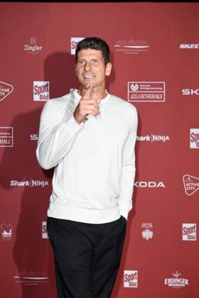 Mario Gomez bei der Ankunft zu der Preisverleihung des BILD-Award am 26.08.2024 in der Fischauktionshalle in Hamburg