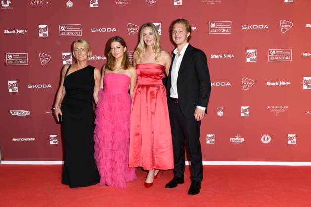 Heidi Beckenbauer, Tochter Francesca Beckenbauer und Sohn Joel Beckenbauer und seiner Freundin Jessica Martl bei der Verleihung vom Bild Award am 26.08.2024 in Hamburg Sport Bild Award 2024 Verleihung in Hamburg