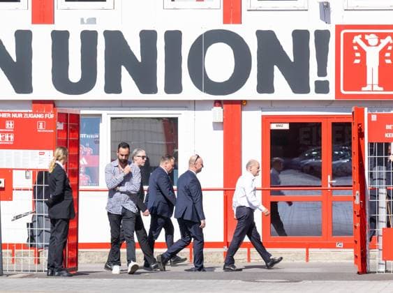 Fussball, Herren, Saison 2024 2025, 1. Bundesliga, 1. FC Union Berlin, im Stadion An der Alten Försterei vergab die Deutsche Stiftung für Engagement und Ehrenamt Preise, Bundeskanzler Olaf Scholz (r.) zeichnete auch Ehrenamtliche aus, 27.08. 2024, Copyright: xMatthiasxKochx