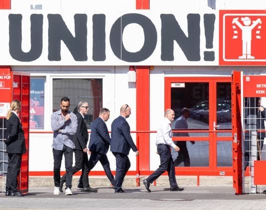 Sport Bilder des Tages Fussball, Herren, Saison 2024 2025, 1. Bundesliga, 1. FC Union Berlin, im Stadion An der Alten Försterei vergab die Deutsche Stiftung für Engagement und Ehrenamt Preise, Bundeskanzler Olaf Scholz (r.) zeichnete auch Ehrenamtliche aus, 27.08. 2024, Copyright: xMatthiasxKochx