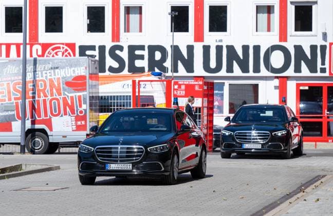 Fussball, Herren, Saison 2024 2025, 1. Bundesliga, 1. FC Union Berlin, im Stadion An der Alten Försterei vergab die Deutsche Stiftung für Engagement und Ehrenamt Preise, Bundeskanzler Olaf Scholz zeichnete auch Ehrenamtliche aus, im Bild Abfahrt des Bundeskanzlers, 27.08. 2024, Copyright: xMatthiasxKochx