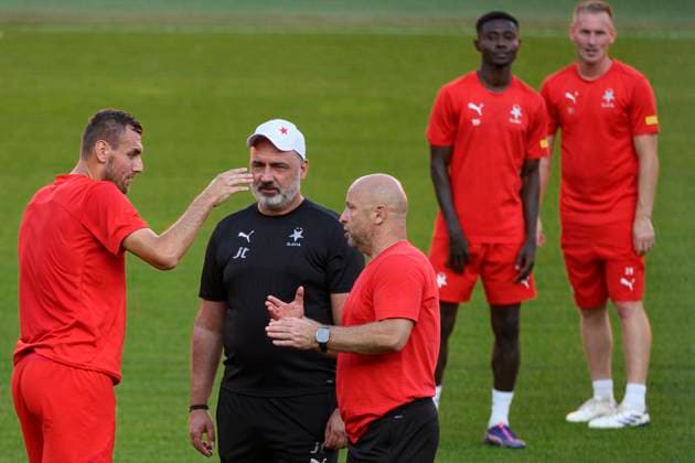 From left soccer player of Slavia Prague Tomas Chory, Jindrich Trpisovsky - coach, Zdenek Houstecky - coach assistant, in action during training session prior to Champions League 4th qualifying round return match Slavia Prague vs OSC Lille in Prague, Czech Republic, August 27, 2024. (CTKxPhoto MichalxKamaryt) CTKPhotoP2024082706064  CTKPhotoP2024082706064