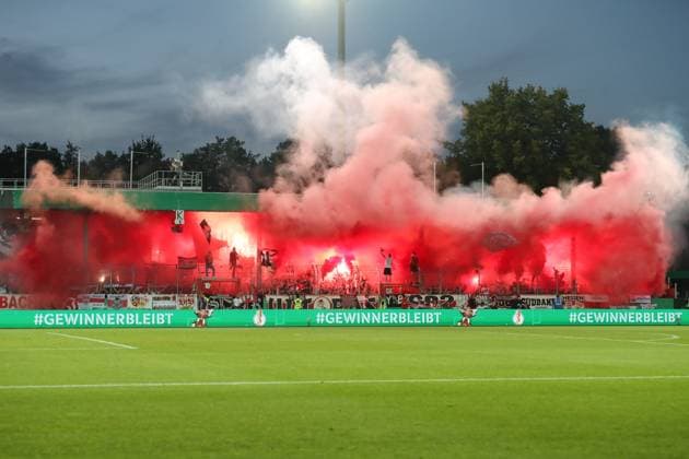 Sport Themen der Woche KW35 Sport Bilder des Tages DFB Pokal - SC Preußen Münster - VfB Stuttgart am 27.08.2024 im Preußenstadion in Münster Die Fans des VfB Stuttgart zünden im Gästeblock Pyrotechnik *** DFB Pokal SC Preußen Münster VfB Stuttgart on 27 08 2024 at the Preußenstadion in Münster The fans of VfB Stuttgart ignite pyrotechnics in the guest block MH