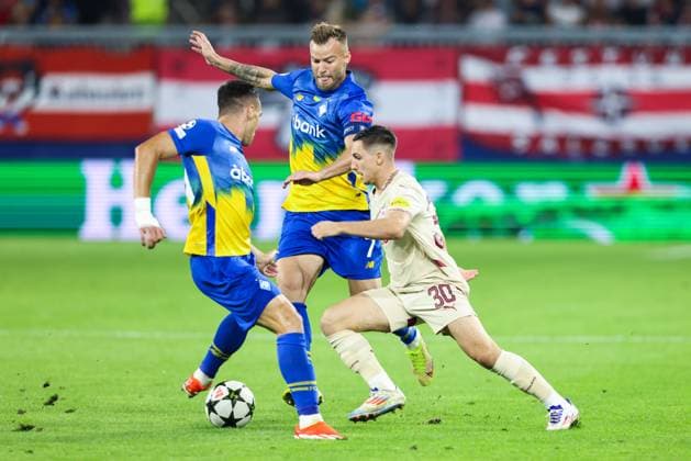 SOCCER - UEFA CL, RBS vs Kyiv SALZBURG,AUSTRIA,27.AUG.24 - SOCCER - UEFA Champions League, qualification, Red Bull Salzburg vs FC Dynamo Kyiv. Image shows Oleksandr Tymchyk, Andriy Yarmolenko (Kyiv) and Oscar Gloukh (RBS).  GEPAxpictures xMathiasxMandl