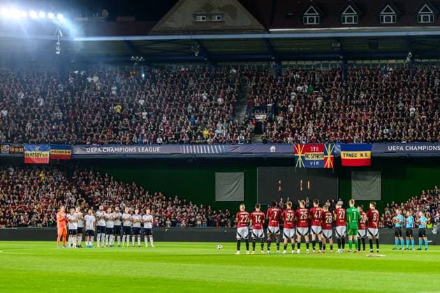 240827 Players of Malmö FF and of Sparta Prague pay tribute to Sven Göran Eriksson ahead of the UEFA Champions League football match between Sparta Prague and Malmö FF on August 27, 2024 in Prague. Photo: Mathilda Ahlberg BILDBYRAN kod MA MA0710 fotboll football soccer fotball champions league sparta prag malmö ff bbeng Copyright: MATHILDAxAHLBERG BB240827MA061