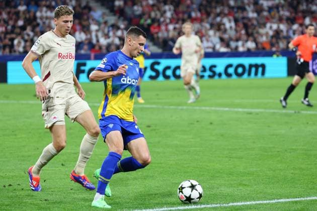 SOCCER - UEFA CL, RBS vs Kyiv SALZBURG,AUSTRIA,27.AUG.24 - SOCCER - UEFA Champions League, qualification, Red Bull Salzburg vs FC Dynamo Kyiv. Image shows Ignace Van der Brempt (RBS) and Vladyslav Kabaiev (Kyiv).  GEPAxpictures xDavidxGeieregger