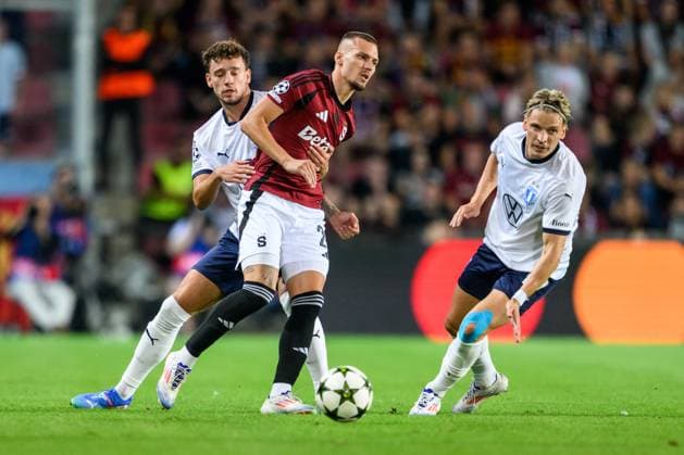 240827 Colin Rösler and Jens Stryger Larsen of Malmö FF against Lukas Haraslin of Sparta Prague during the UEFA Champions League football match between Sparta Prague and Malmö FF on August 27, 2024 in Prague. Photo: Mathilda Ahlberg BILDBYRAN kod MA MA0710 fotboll football soccer fotball champions league sparta prag malmö ff bbeng Copyright: MATHILDAxAHLBERG BB240827MA064