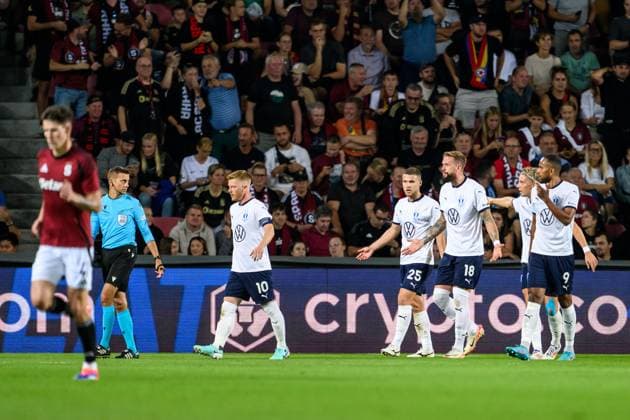 240827 Anders Christiansen, Gabriel Busanello, Pontus Jansson, Jens Stryger Larsen, and Isaac Kiese Thelin of Malmö FF reacts towards the referee during the UEFA Champions League football match between Sparta Prague and Malmö FF on August 27, 2024 in Prague. Photo: Mathilda Ahlberg BILDBYRAN kod MA MA0710 fotboll football soccer fotball champions league sparta prag malmö ff bbeng bbauto depp Copyright: MATHILDAxAHLBERG BB240827MA067