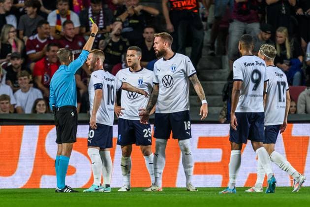 240827 Pontus Jansson of Malmö FF is shown a yellow card during the UEFA Champions League football match between Sparta Prague and Malmö FF on August 27, 2024 in Prague. Photo: Mathilda Ahlberg BILDBYRAN kod MA MA0710 fotboll football soccer fotball champions league sparta prag malmö ff bbeng bbauto depp Copyright: MATHILDAxAHLBERG BB240827MA070