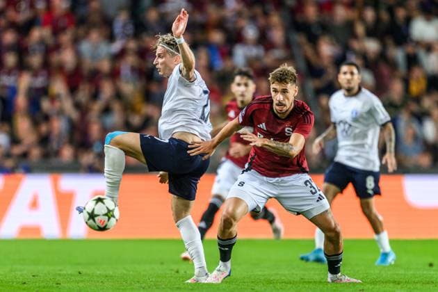 240827 Jens Stryger Larsen of Malmö FF and Matej Rynes of Sparta Prag during the UEFA Champions League football match between Sparta Prague and Malmö FF on August 27, 2024 in Prague. Photo: Mathilda Ahlberg BILDBYRAN kod MA MA0710 fotboll football soccer fotball champions league sparta prag malmö ff bbeng bbauto Copyright: MATHILDAxAHLBERG BB240827MA072