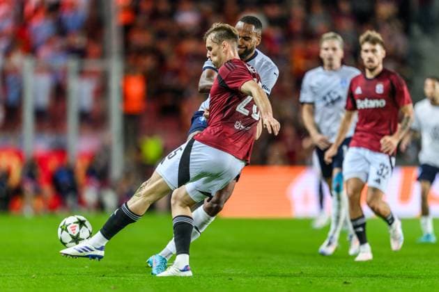 240827 Asger Sorensen of Sparta Prag and Isaac Kiese Thelin of Malmö FF during the UEFA Champions League football match between Sparta Prague and Malmö FF on August 27, 2024 in Prague. Photo: Mathilda Ahlberg BILDBYRAN kod MA MA0710 fotboll football soccer fotball champions league sparta prag malmö ff bbeng bbauto Copyright: MATHILDAxAHLBERG BB240827MA073