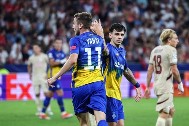 SOCCER - UEFA CL, RBS vs Kyiv SALZBURG,AUSTRIA,27.AUG.24 - SOCCER - UEFA Champions League, qualification, Red Bull Salzburg vs FC Dynamo Kyiv. Image shows the rejoicing of scorer Vladyslav Vanat and Mykola Shaparenko (Kyiv).  GEPAxpictures xDavidxGeieregger