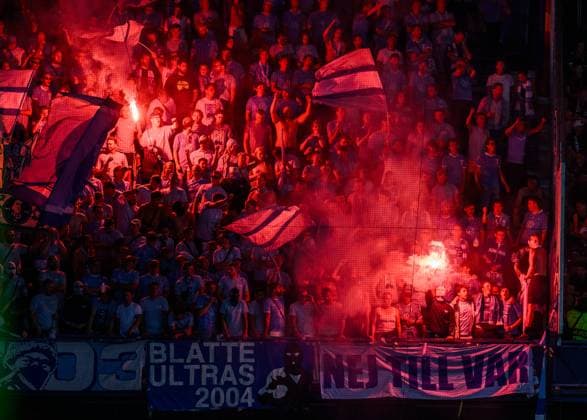 240827 Supporters of Malmö FF with flares during the UEFA Champions League football match between Sparta Prague and Malmö FF on August 27, 2024 in Prague. Photo: Mathilda Ahlberg BILDBYRAN kod MA MA0710 fotboll football soccer fotball champions league sparta prag malmö ff bbeng publik Copyright: MATHILDAxAHLBERG BB240827MA084