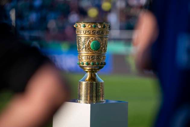 27.08.2024, Preußen Münster - VfB Stuttgart, DFB-Pokal, 1. Runde Der Pokal steht auf einer Stele. Wichtiger Hinweis: Gemaess den Vorgaben der DFL Deutsche Fussball Liga bzw. des DFB Deutscher Fussball-Bund ist es untersagt, in dem Stadion und oder vom Spiel angefertigte Fotoaufnahmen in Form von Sequenzbildern und oder videoaehnlichen Fotostrecken zu verwerten Foto: Bahho Kara Kirchner-Media Copyright: xDavidxInderlied Kirchner-Mediax